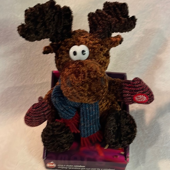 DanDee International | Holiday | 4 Bo Animated Sing N Shake Reindeer